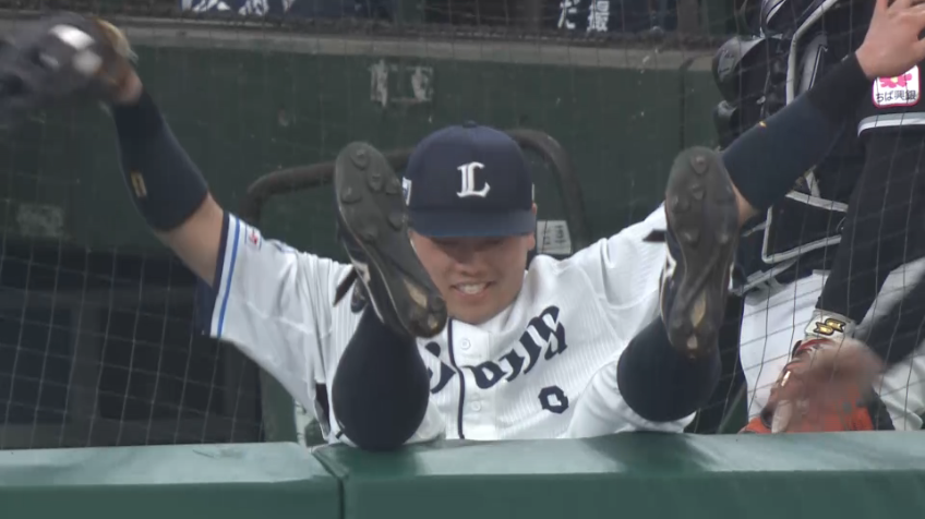 6回表・L蛭間拓哉 フェンスに飛び込みながらファウルフライを好捕するファインプレー!!