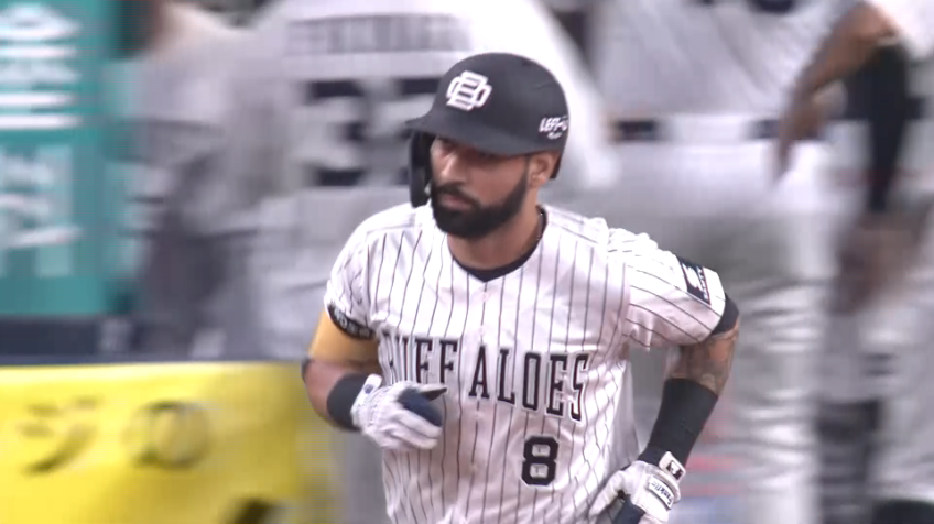 4回裏・Bゴンザレス 同点弾!! ライトスタンド中段へ確信のホームラン!!