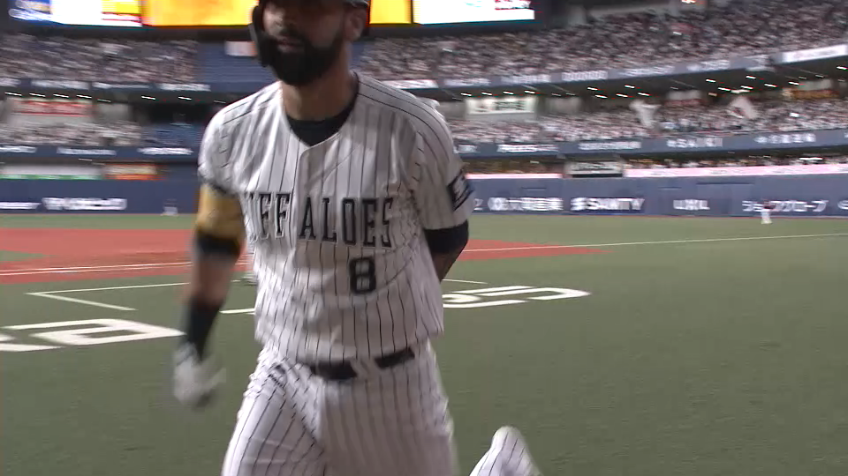 8回裏・Bゴンザレス 来日初!! 初球でしっかり送りバントを決める!!