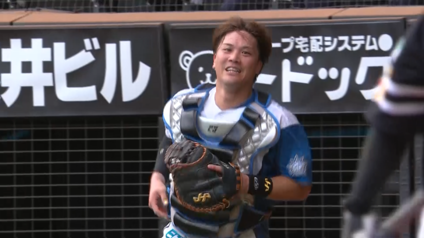 3回表・F伏見寅威 フェンスに張り付きナイスキャッチ!! ピッチャーを助ける女房役のファインプレー!!