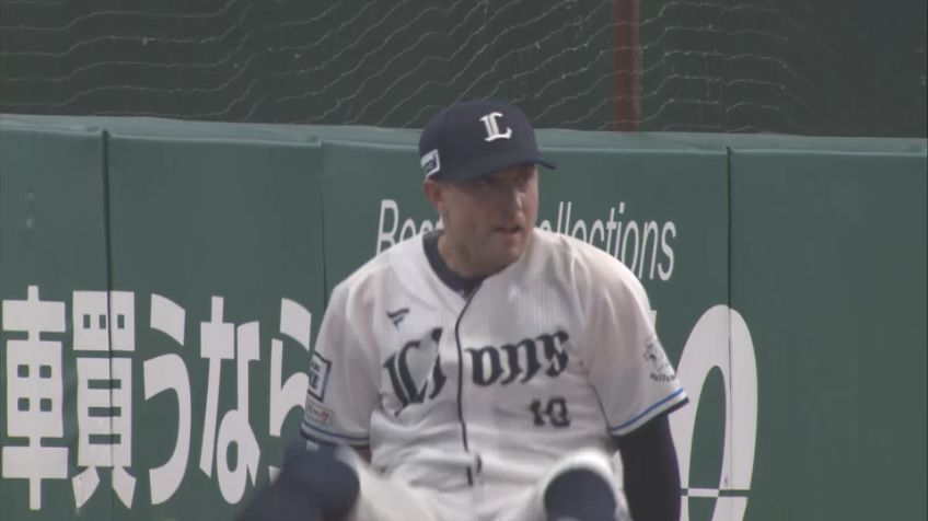 11回表・Lペイトン 気迫の守備!!フェンス際に飛んだ打球をスライディングキャッチ!!