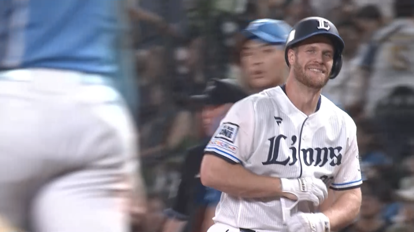 3回裏・Lマキノン 止めたバットでセンター前ヒットを放ち、思わず笑みが溢れる!!