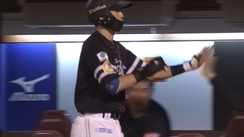 5回表・H周東佑京 初球で決めた‼ スクイズで試合を振り出しに戻す!!