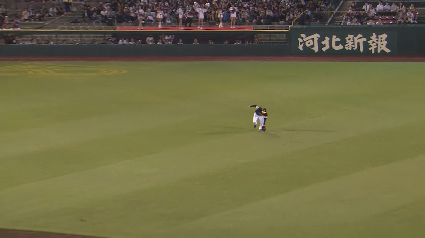 7回裏・H柳町達 正確な送球で悪い流れを払拭!! センターからのバックホームでアウトにする!!