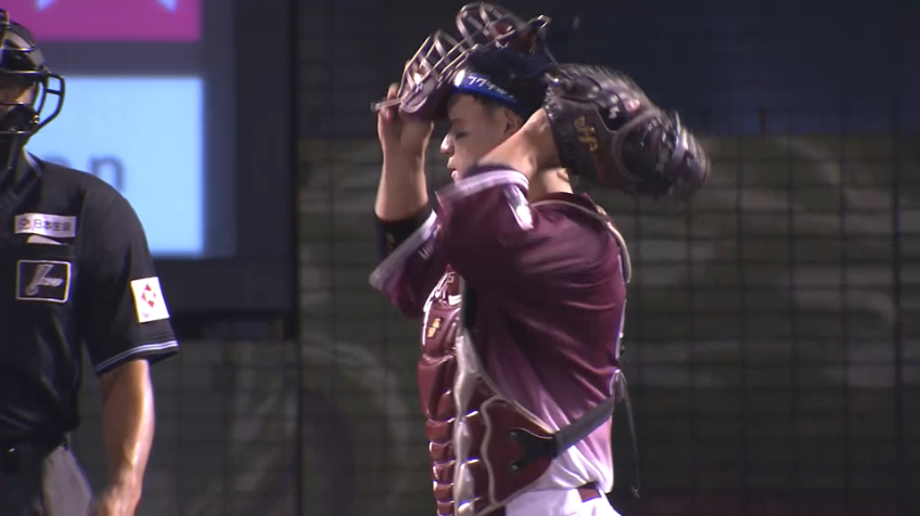 6回表・E安田悠馬 ピッチャーを助ける盗塁阻止!! ショートの村林一輝も上手くタッチした!!