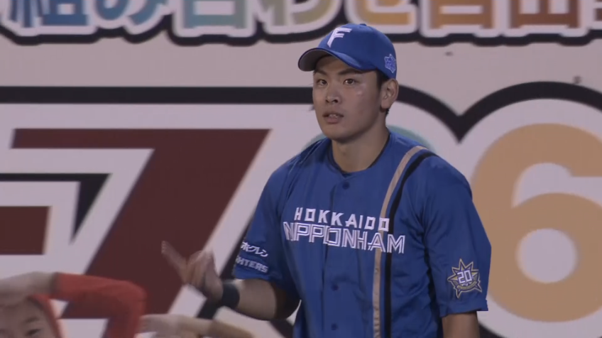 7回裏・F野村佑希 フェンス際で長身を活かすナイスキャッチ!!