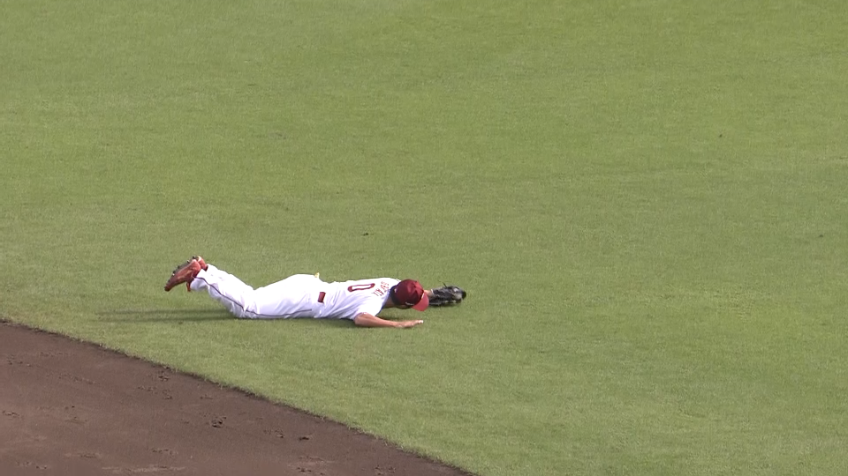 4回表・E小深田大翔 好反応で横っ飛び!! 一二塁間を抜けそうな強烈な打球をダイビングキャッチ!!