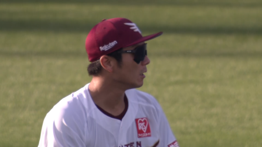 8回表・E岡島豪郎 チャンスは作らせない!! ライトの前に落ちそうな打球をスライディングキャッチ!!