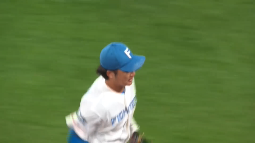 5回表・F奈良間大己 広い守備範囲で失点防ぐ!! 二遊間の打球を好捕し、すぐさまバックトス!!