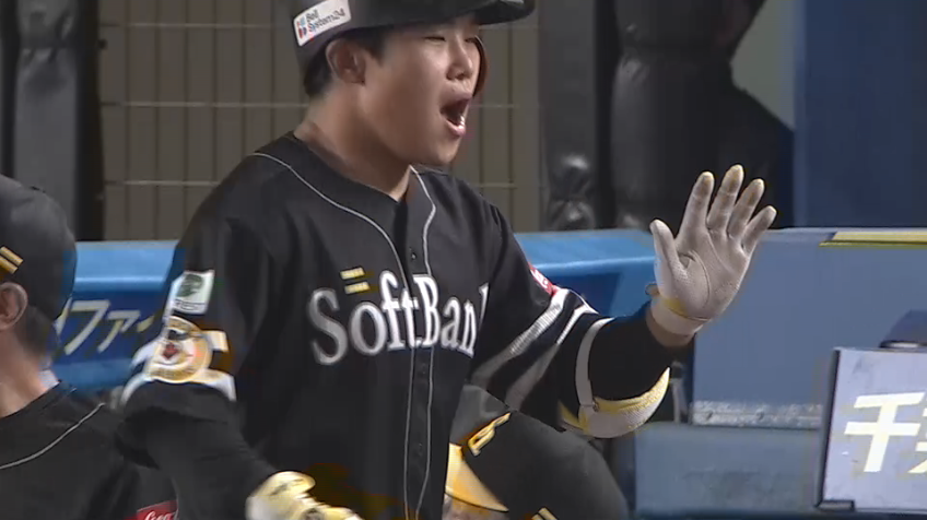 5回表・H井上朋也 期待の若鷹のプロ初アーチ!! レフトスタンドへのホームランで勝ち越しに成功!!