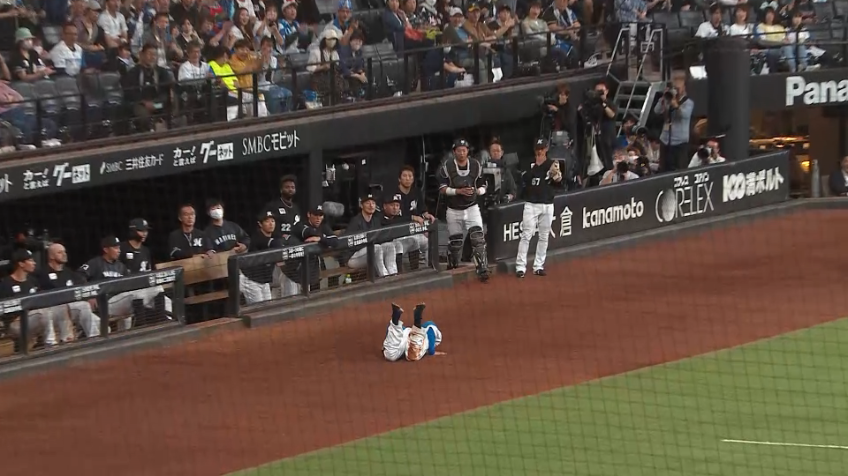 7回表・F清宮幸太郎 ファウルフライを体勢を崩しながらもナイスキャッチ!!