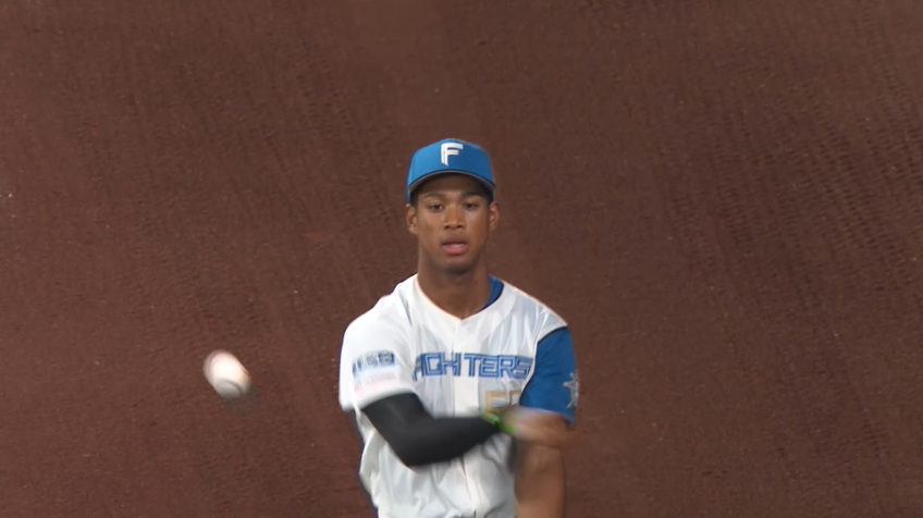 9回表・F万波中正 攻守で躍動!! フェンスギリギリの所での見事なキャッチ!!