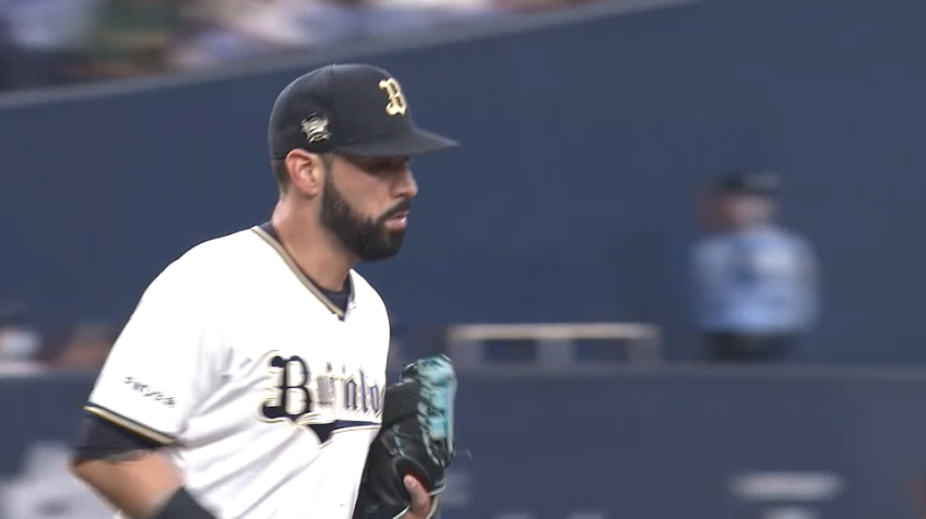 6回表・Bゴンザレス 猛チャージからのベアハンドキャッチ＆トス!! スクイズを上手く処理しホームでアウトに!!