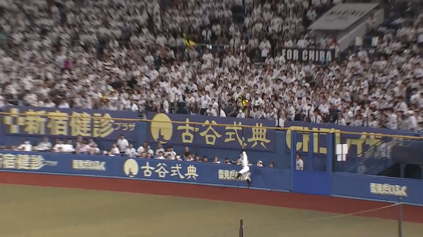 4回表・M荻野貴司 スーパープレー!! フェンスに激突しながらのジャンピングキャッチ!!