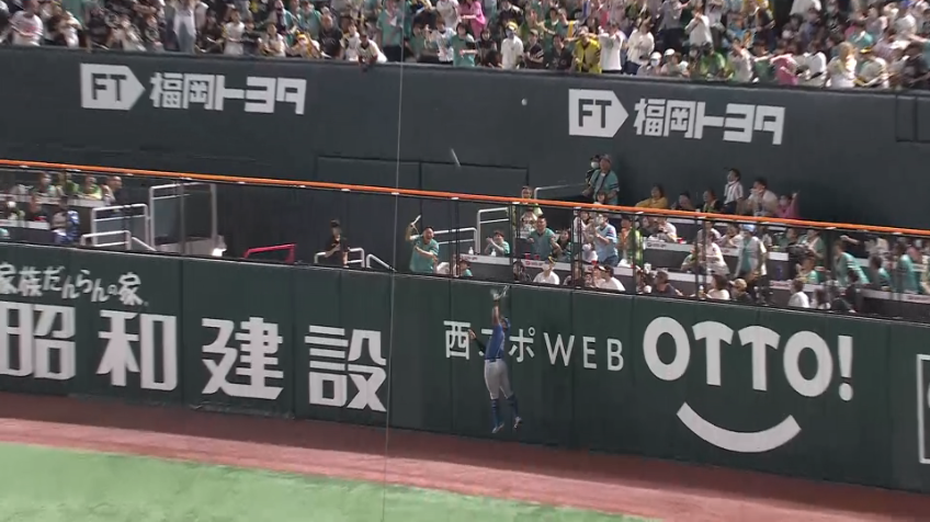 3回裏・F万波中正 ジャンプ一番!! フェンスギリギリの大飛球をジャンピングキャッチ!!