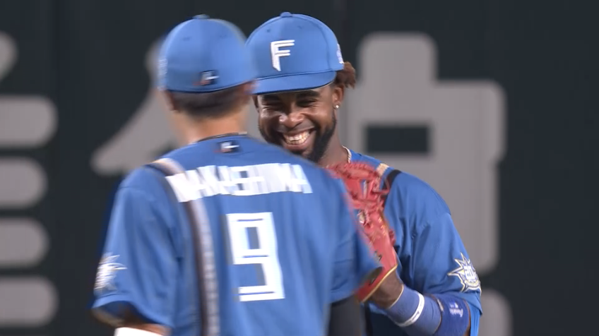 7回裏・Fアルカンタラ アメイジングな守備!! センター前に抜けそうな打球を逆シングルで捌き併殺に!!