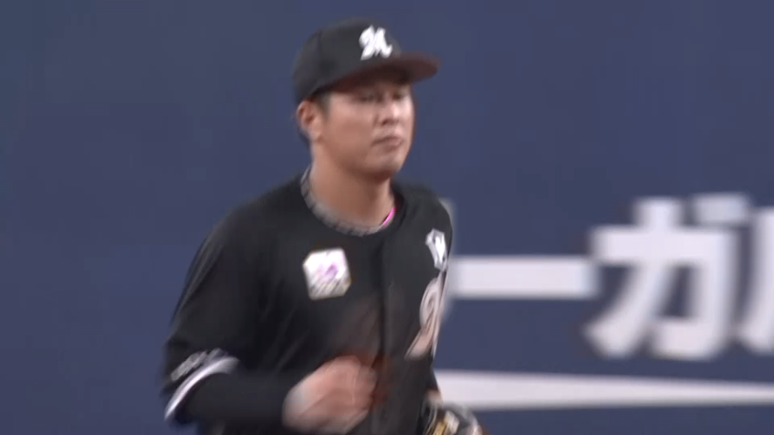 8回裏・M中村奨吾 センターへ抜けそうな打球に追いついて華麗なジャンピングスローで魅せる!!