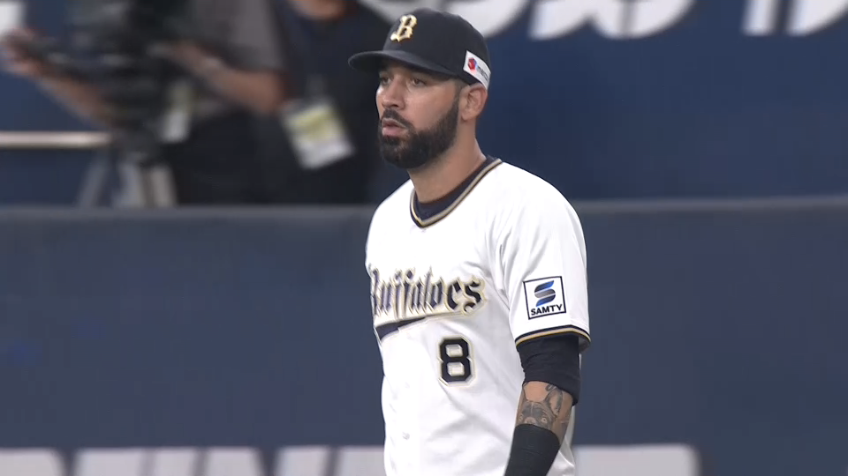 5回表・Bゴンザレス まるで忍者!! 宙に浮いた状態での見事な送球!!