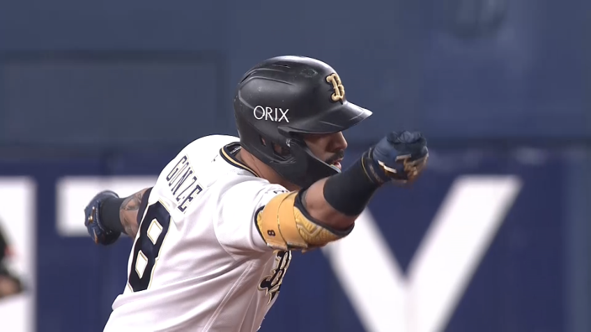 7回裏・Bゴンザレス 左中間を破る2点タイムリー2ベースヒットを放つ!!