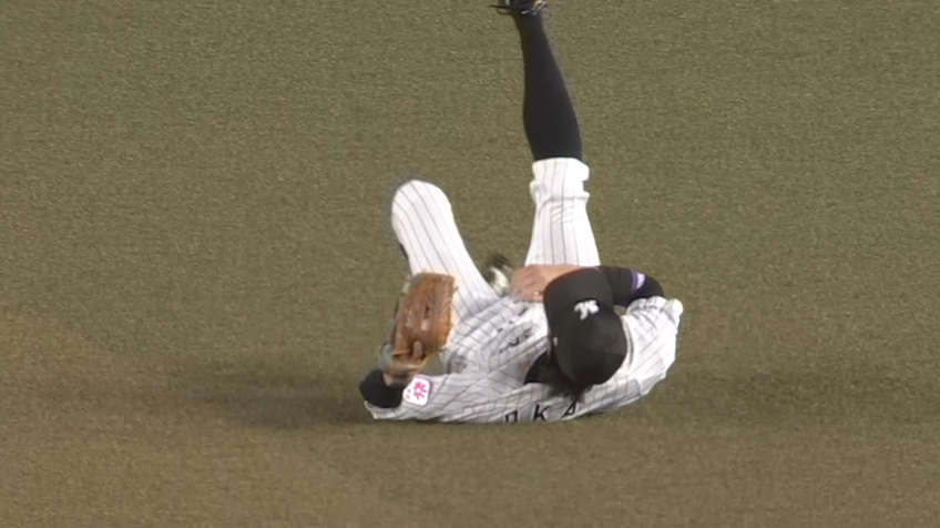 1回表・M岡大海 開始早々のファインプレー!! 右中間への打球をスライディングキャッチ!!