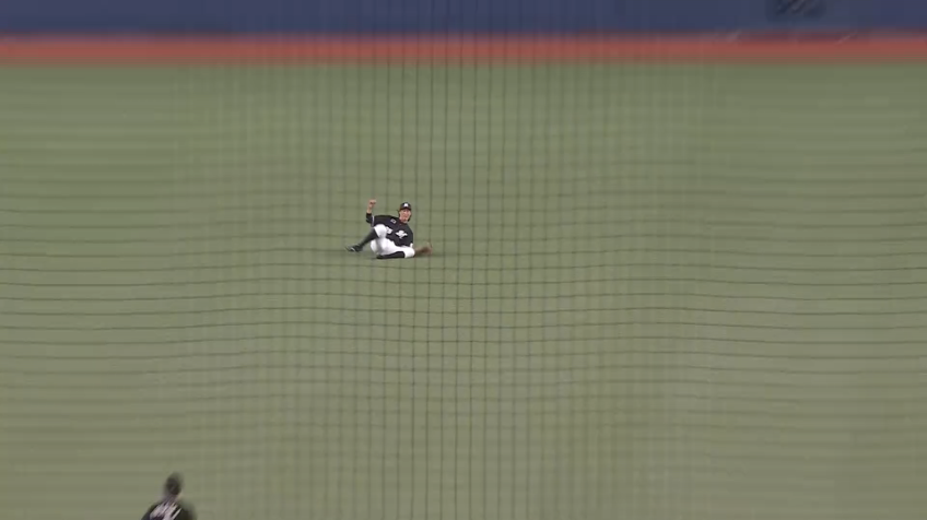 3回裏・M岡大海 正面の難しい打球も快足飛ばしスライディングキャッチ!!