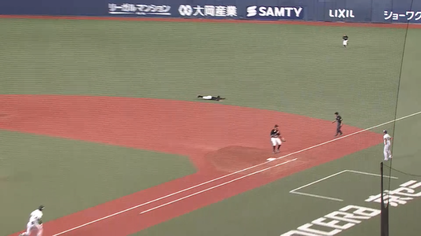 5回裏・M中村奨吾 これぞキャプテン!! 一二塁間を破りそうな打球にダイビングキャッチ!!