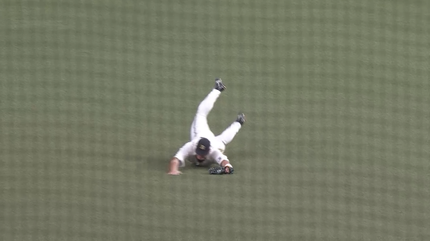 5回表・B杉本裕太郎 痛烈な打球を離さない!! チームを救うファインプレーでピンチ脱出!!